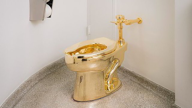 Gugenhaimo muziejus Niujorke pristatė auksinį tualetą