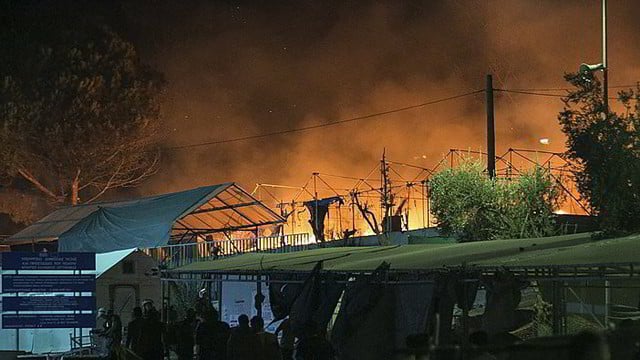 Didžiulis gaisras stovykloje privertė gelbėtis tūkstančius migrantų