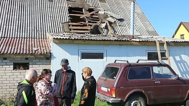 Nelaimė Telšių rajone: sprogus padangai, per stogą išlėkė vyras