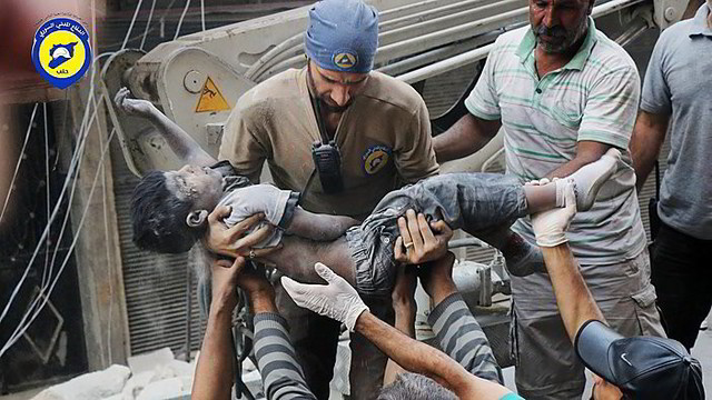 Siaubinga Alepo realybė: iš po griuvėsių gelbėtojai traukia vaikus
