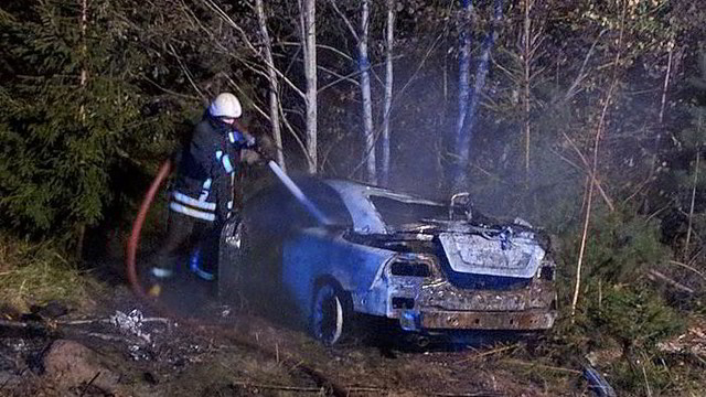 Netoli Vilniaus automobilis nuskriejo nuo kelio ir užsidegė