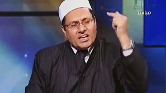 Egipte įpykęs teisininkas laidos metu puolė batu talžyti imamą