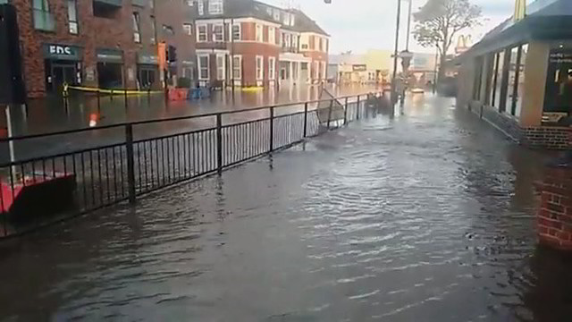 Šiaurės Londone – netikėtas potvynis, užlietos gatvės