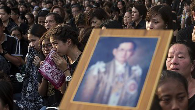 Tailando žmonės atsisveikina su mirusiu karaliumi