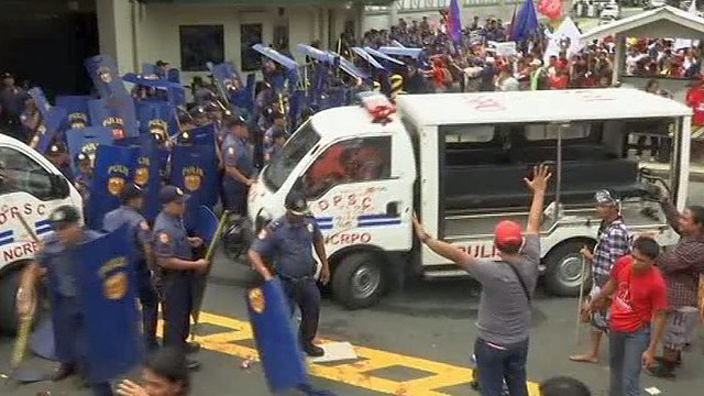 Filipinuose pareigūnai automobiliu traiškė protestuotojus