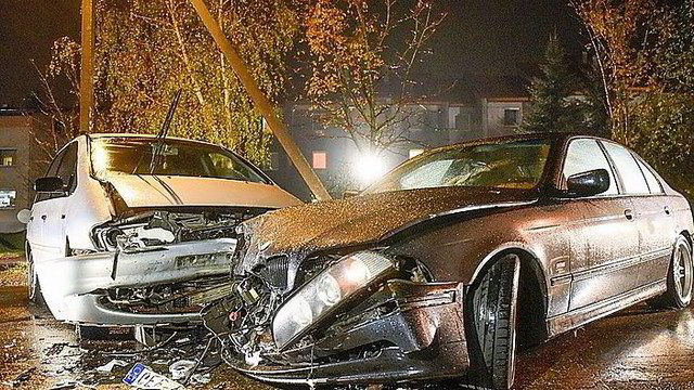 Girtas „Volkswagen“ vairuotojas Vilniuje taranavo BMW, yra sužeistų