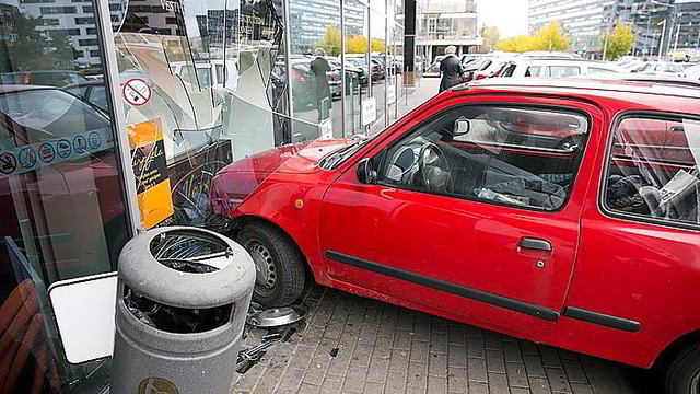 Vilniuje automobilis rėžėsi į parduotuvės vitriną