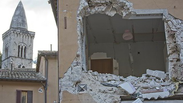 Žemės drebėjimo sukrėstoje Italijoje laukiama naujų smūgių