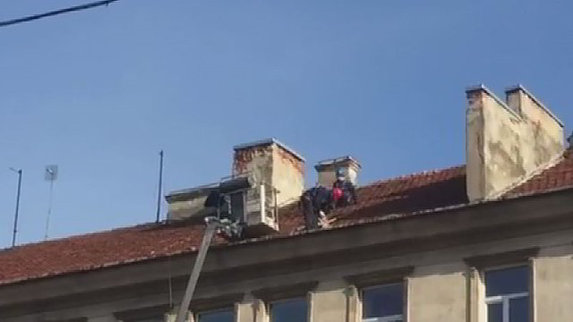 Nustebino: vyrai ant stogo dirbo itin ekstremaliomis sąlygomis