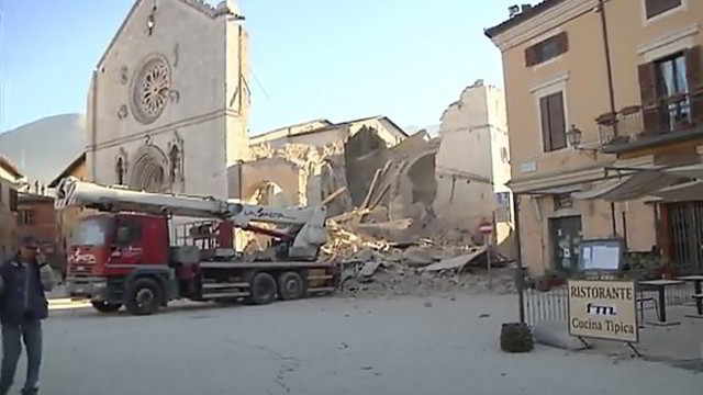 Italijoje stiprus žemės drebėjimas griovė pastatus