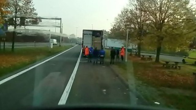 Lietuvis pasipiktino: migrantai su mažamečiu įsibrovė į sunkvežimį