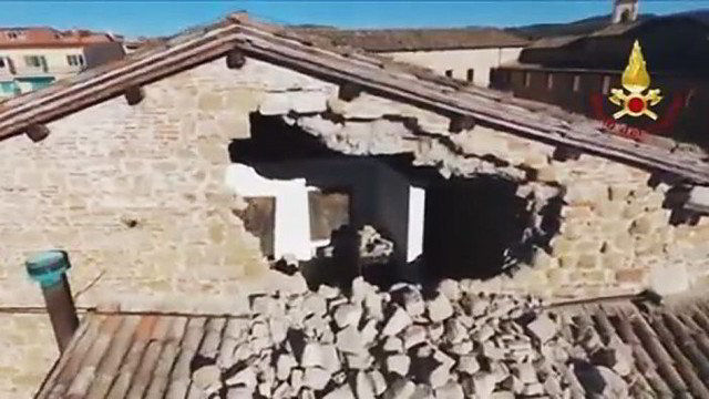 Po žemės drebėjimo Italijoje – įspūdingi dronu užfiksuoti vaizdai