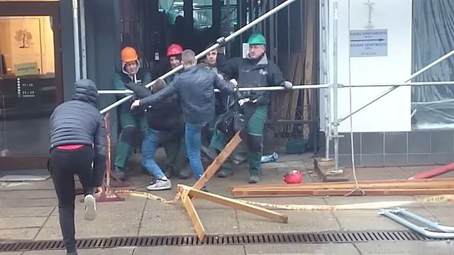 Nufilmavo: Kauno centre dirbančius statybininkus užpuolė įsiutę chuliganai