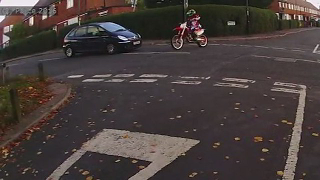 Nufilmavo: motociklininkas sankryžoje vos išnešė sveiką kailį