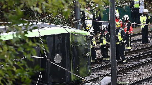 Londone nuo bėgių nuvažiavo tramvajus: aukų skaičius toliau auga