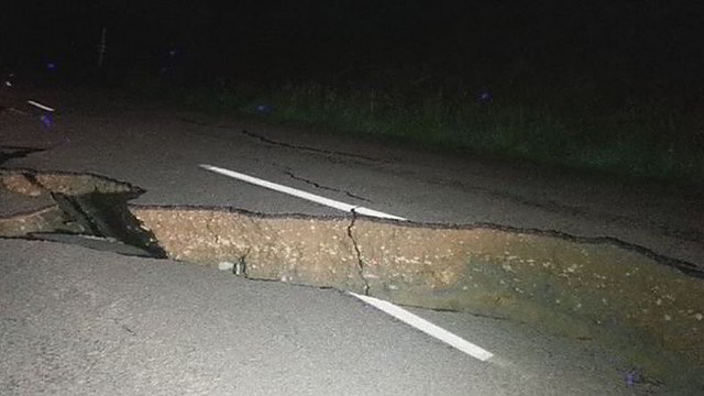 Naująją Zelandiją supurtęs žemės drebėjimas atvėrė duobes keliuose