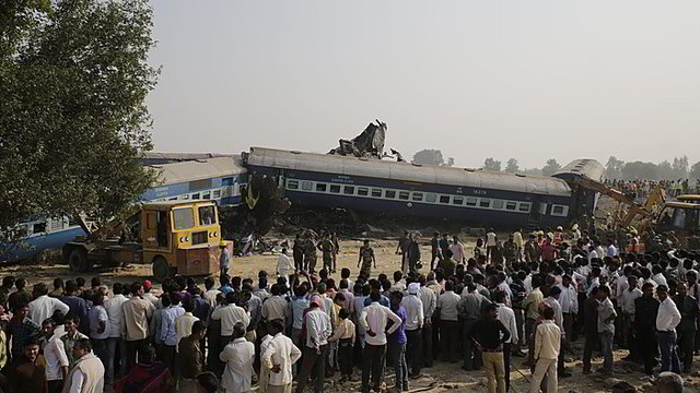 Indijoje žuvusiųjų per traukinio avariją skaičius viršija 100