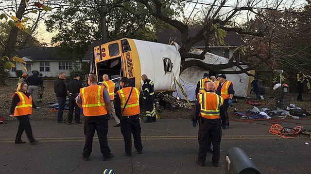 Siaubinga avarija JAV: mokinius vežęs autobusas kone lūžo į dvi dalis
