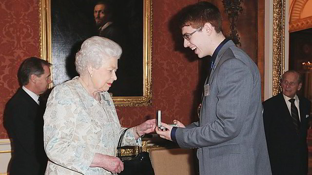 Patėvį išgelbėjęs 17-metis atsiėmė apdovanojimą iš karalienės rankų