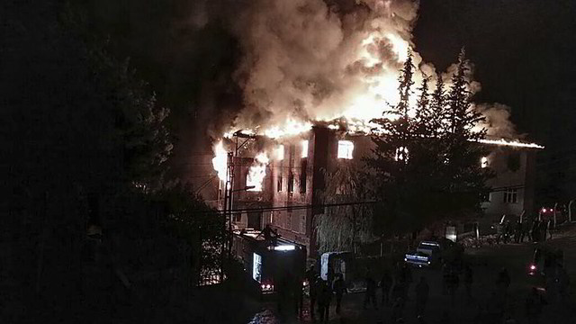 Turkijoje gaisras bendrabutyje nusinešė 11 moksleivių ir mokytojo gyvybę