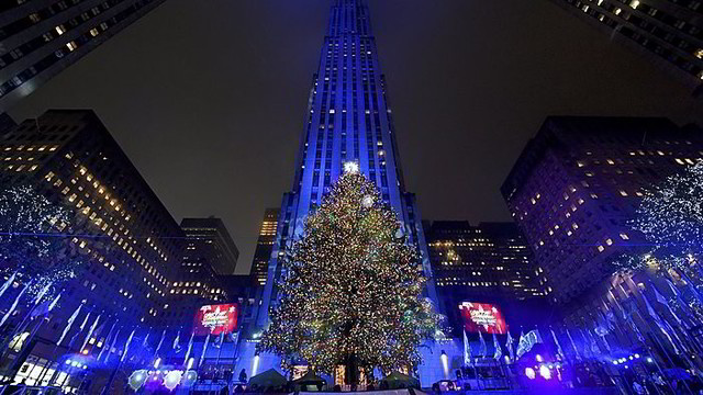 Niujorke jau 84-tą kartą įžiebta garsiausia pasaulyje Kalėdų eglė