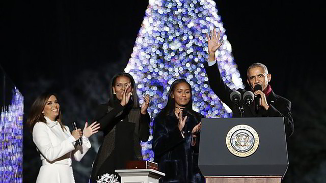 Barackas Obama paskutinį kartą įžiebė pagrindinę šalies Kalėdų eglę