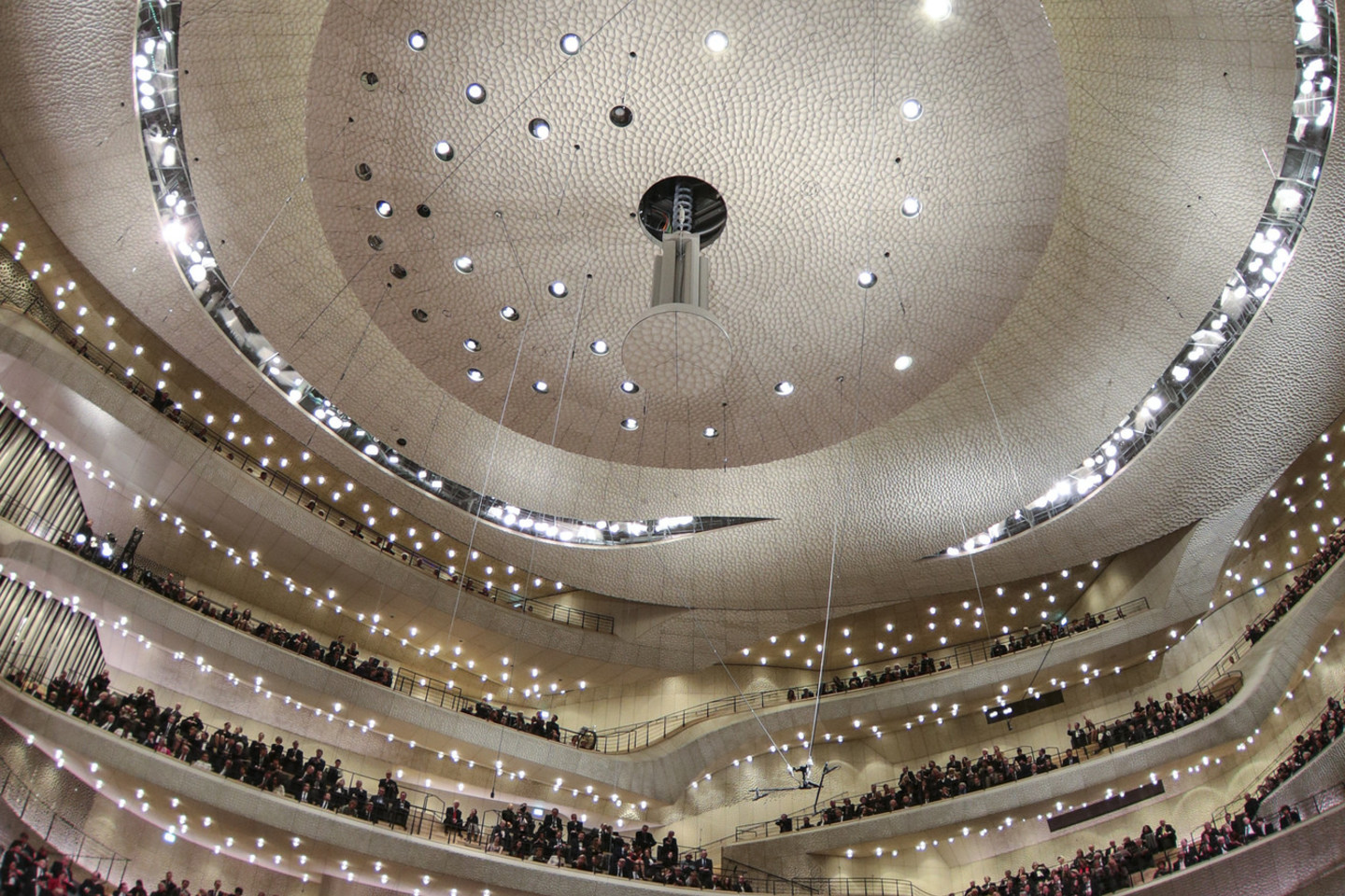 Trečiadienį atidaryta įspūdinga Elbės filharmonija Hamburge.<br>AFP ir „Reuters“ („Scanpix“) nuotr.
