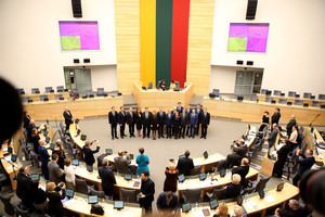 Konstitucijoje siūloma įteisinti draudimą derinti Seimo nario ir ministro pareigas