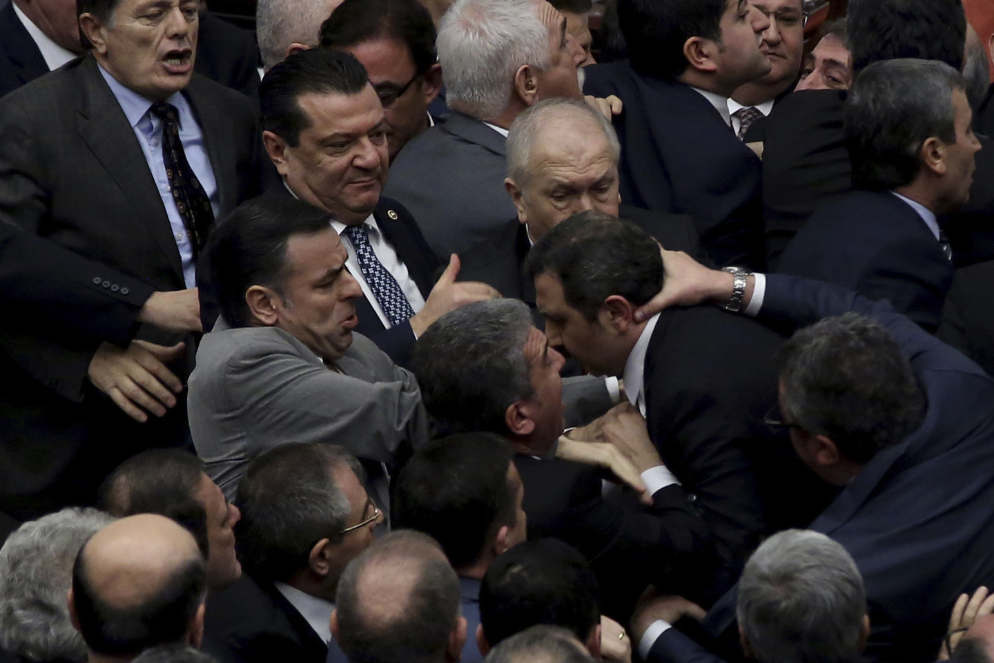 Turkijos įstatymų leidėjai per posėdį susimušė.