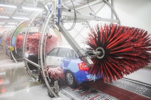 Kaune atidarė ypatingą plovyklą – per valandą plauna 100 automobilių