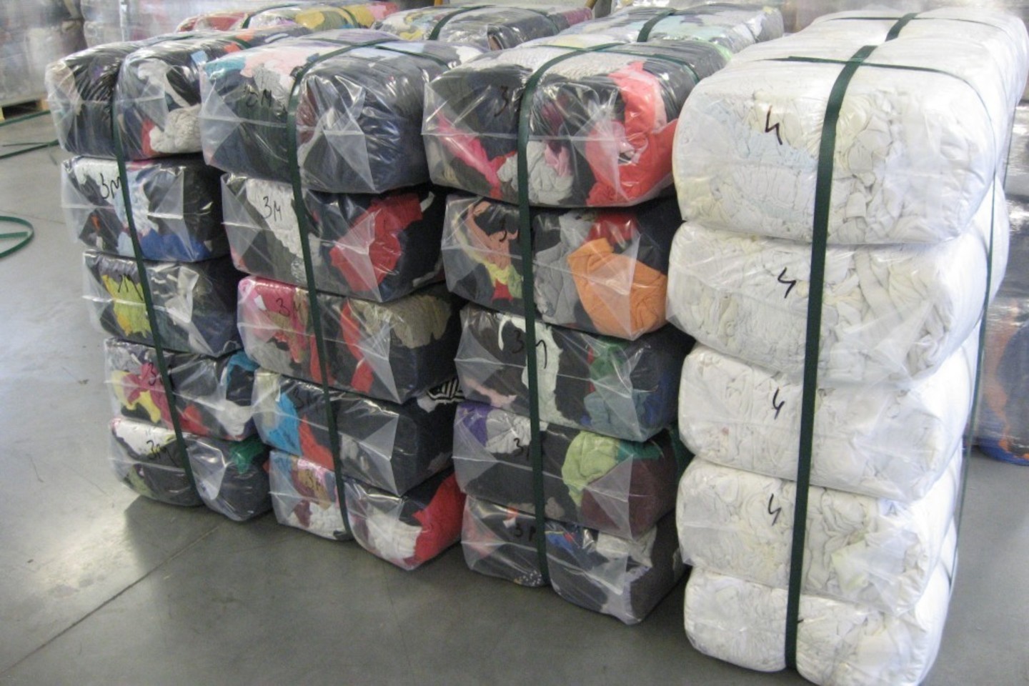 Šluostės, kurias perdirbėjai paruošė naudoti iš tekstilės atliekų, surinktų iš įmonių.<br>Įmonės nuotr.