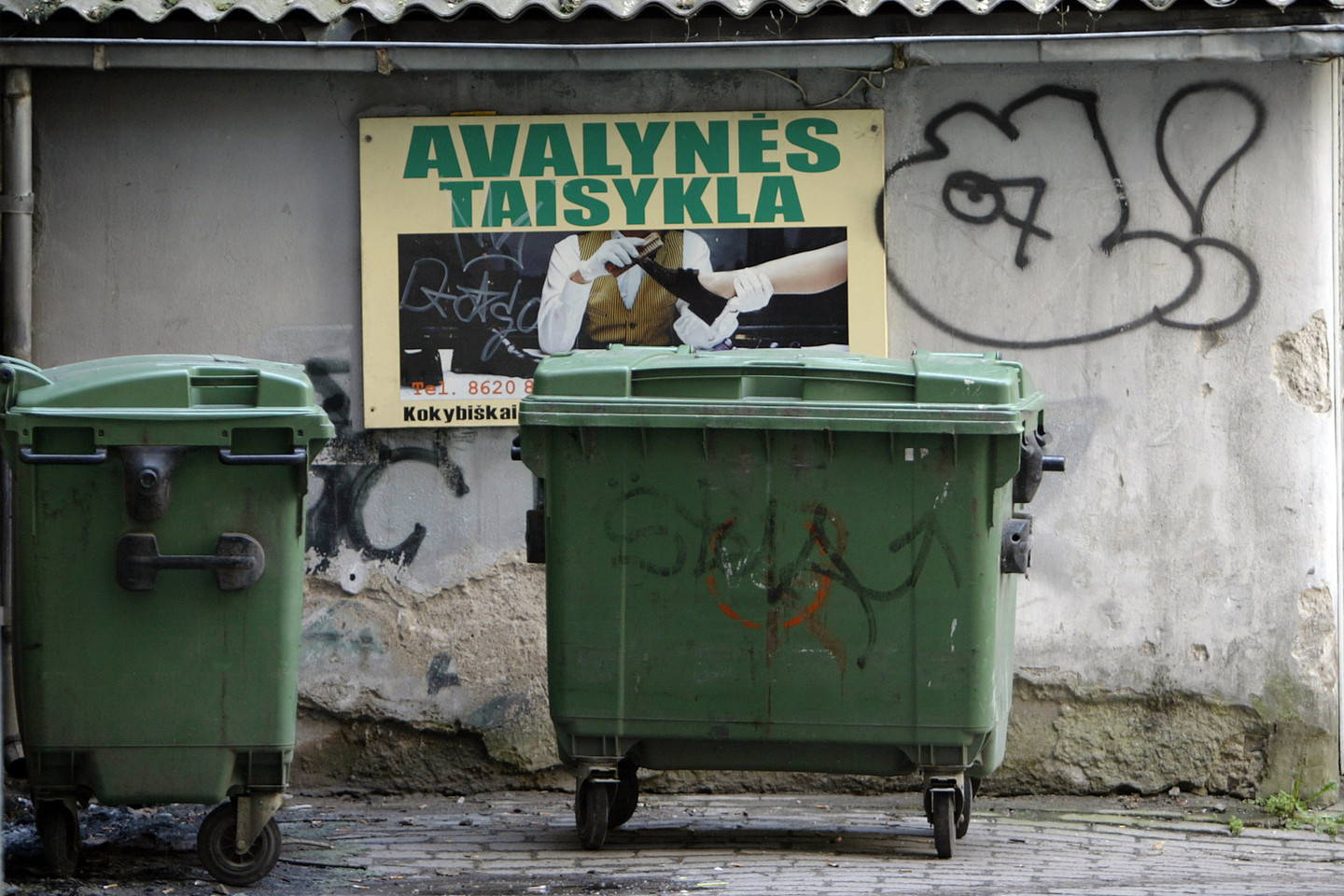 Žmonės sudėvėtus batus dažniausiai išmeta į bendrą atliekų konteinerį.<br>V.Balkūno nuotr.