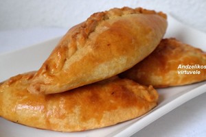 Minkšti ir sultingi netikri kibinai su mėsa 