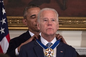 Barackas Obama apdovanojo viceprezidentą Joe Bideną Laisvės medaliu