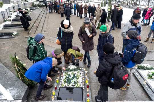 Antakalnio kapinėse pagerbti žuvusieji per 1991 m. sausio 13-ąją.<br>V.Ščiavinsko nuotr.