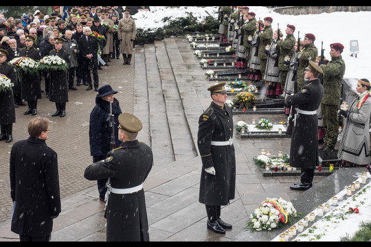 Antakalnio kapinėse pagerbti žuvusieji per 1991 m. sausio 13-ąją.<br>V.Ščiavinsko nuotr.
