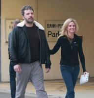 Nutraukęs santuoką, Benas Affleckas laiką leido žavios šviesiaplaukės draugijoje