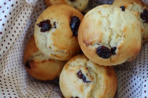 Jogurtiniai keksiukai su spanguolėmis: 5 minutės – ir galėsite kepti