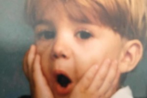 Ar atpažįstate, kas šis visame pasaulyje garsus dainininkas vaikystėje?