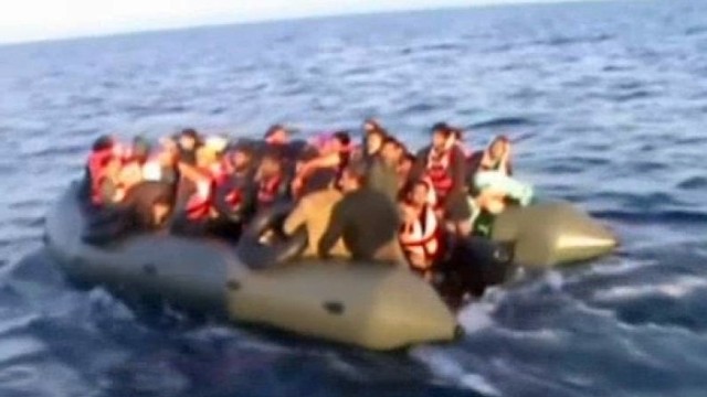 Nelegalius migrantus plukdęs laivelis neatlaikė — šimtas dingo be žinios