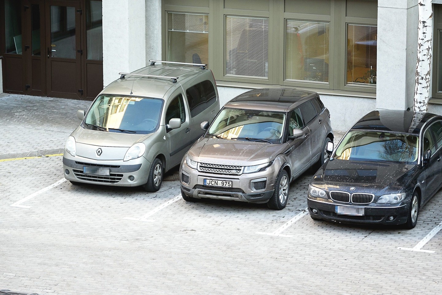 Agrokoncernui priklausantį „Range Rover“ G.Kildišienė stato Seimo kieme.<br>T.Bauro nuotr.
