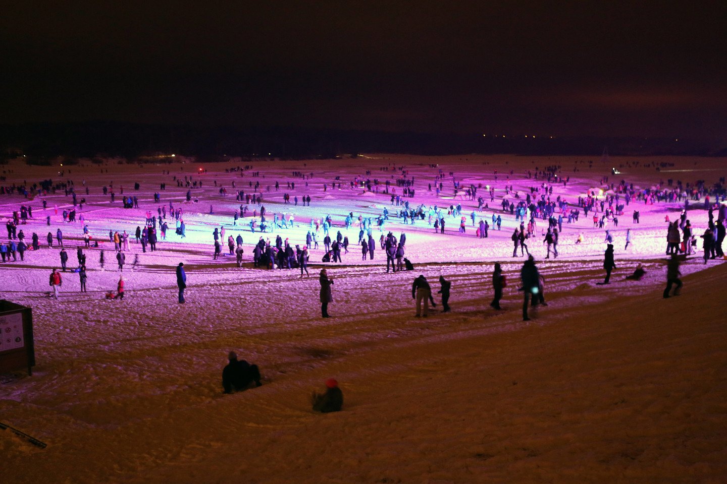 Šimtai kauniečių susirinko pasimėgauti diskoteka ant ledo.<br>M.Patašiaus nuotr.