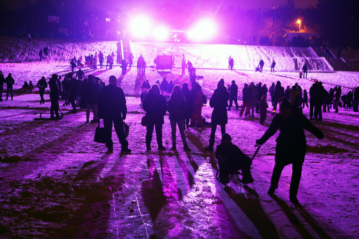 Šimtai kauniečių susirinko pasimėgauti diskoteka ant ledo.<br>M.Patašiaus nuotr.