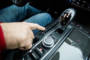 Vairuojate automobilį su automatine pavarų dėže? Ekspertas paaiškino pavojus