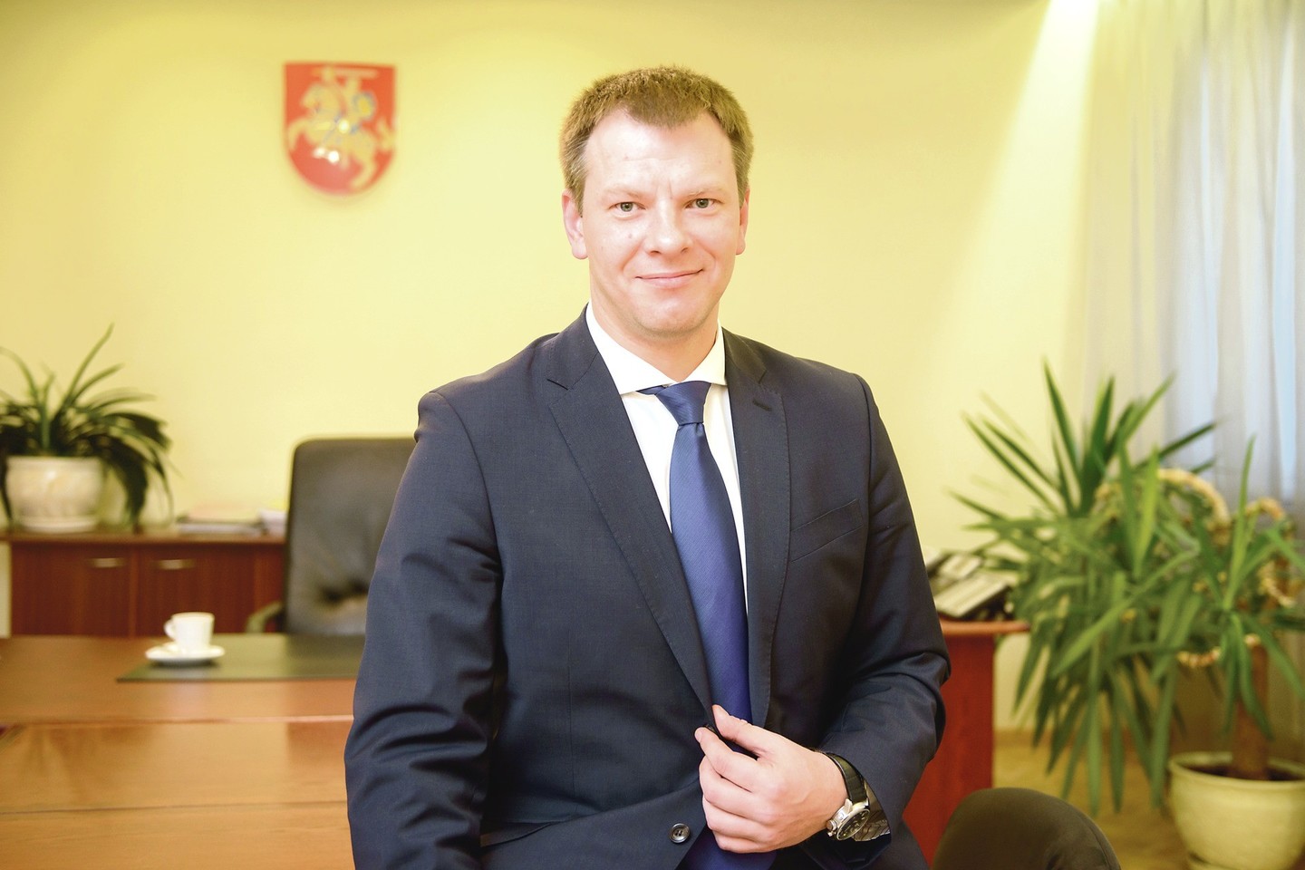 V.Šapoka į savo darbo kabinetą ketina atsinešti garsiąją „Lietuvos istoriją“.<br>J.Stacevičiaus nuotr.