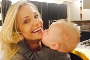 Motinyste besidžiaugianti Edita Daniūtė atsisakė šviesių garbanų