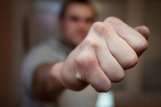 Nuteistasis grasino pareigūnę užmušti vienu smūgiu