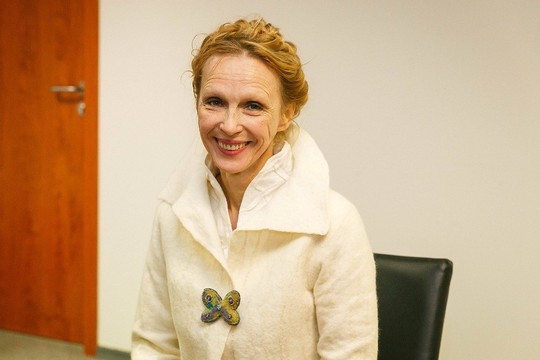 Gimdymų namų byloje prokuroras prašo nuteisti ir pribuvėją