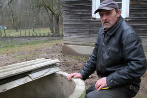 Kūdikį į šulinį įmetusi mama teisme apsiverkė, o mažylio gelbėtojas prisiminė siaubo akimirkas