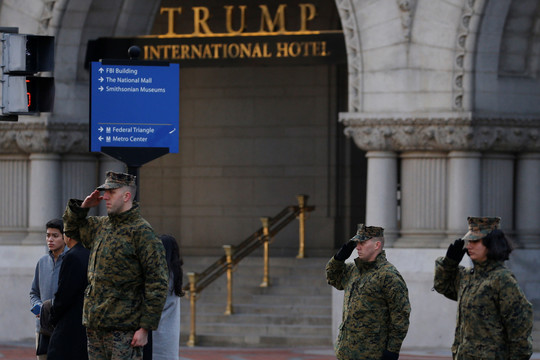 Prie Donaldo Trumpo viešbučio bandė susideginti protestuotojas